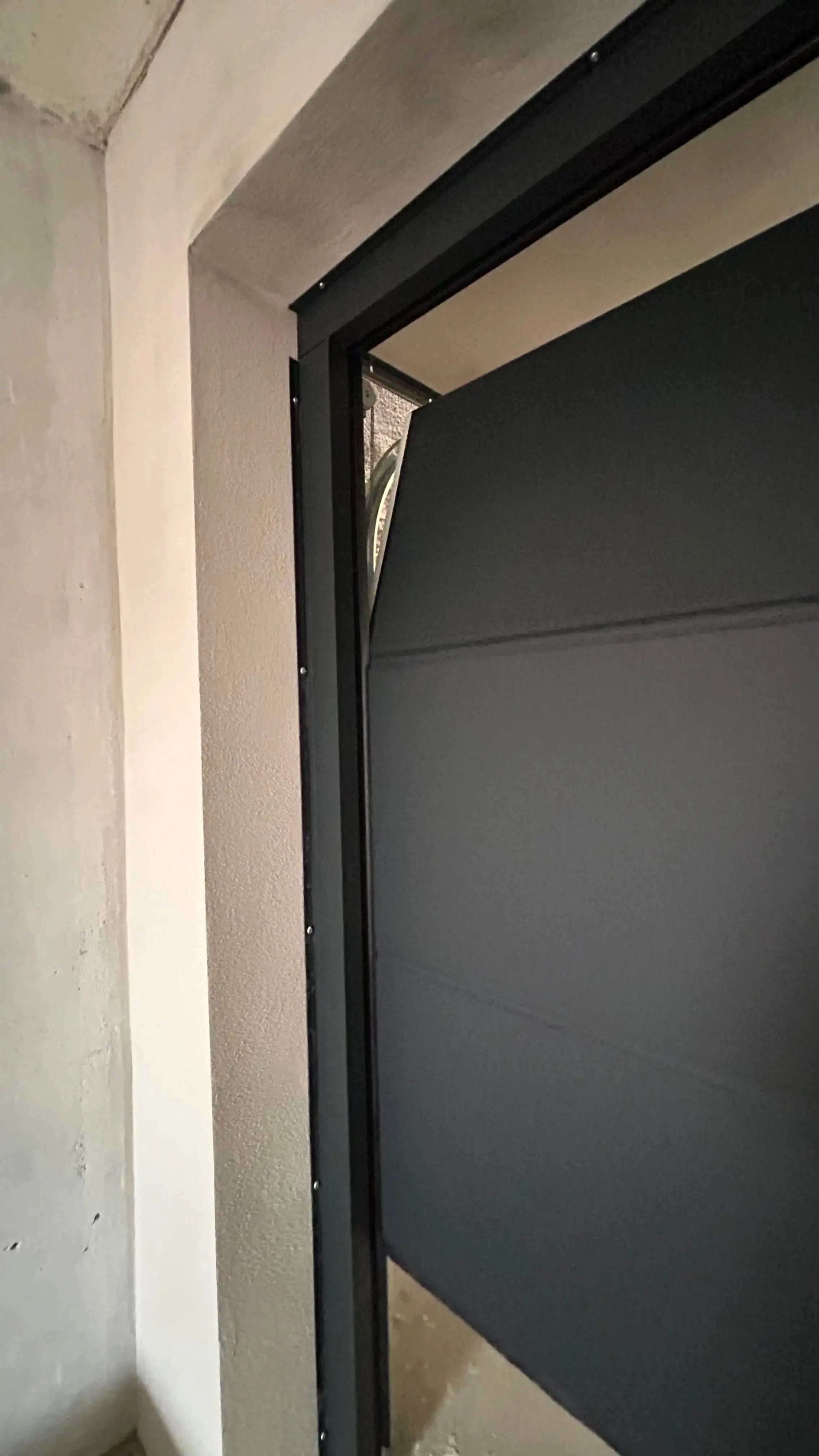 Altes porte de garage avec sichtbaren Verschleißspuren im Vergleich zu modernem porte sectionnelle als Entscheidungshilfe pour réparation ou remplacement