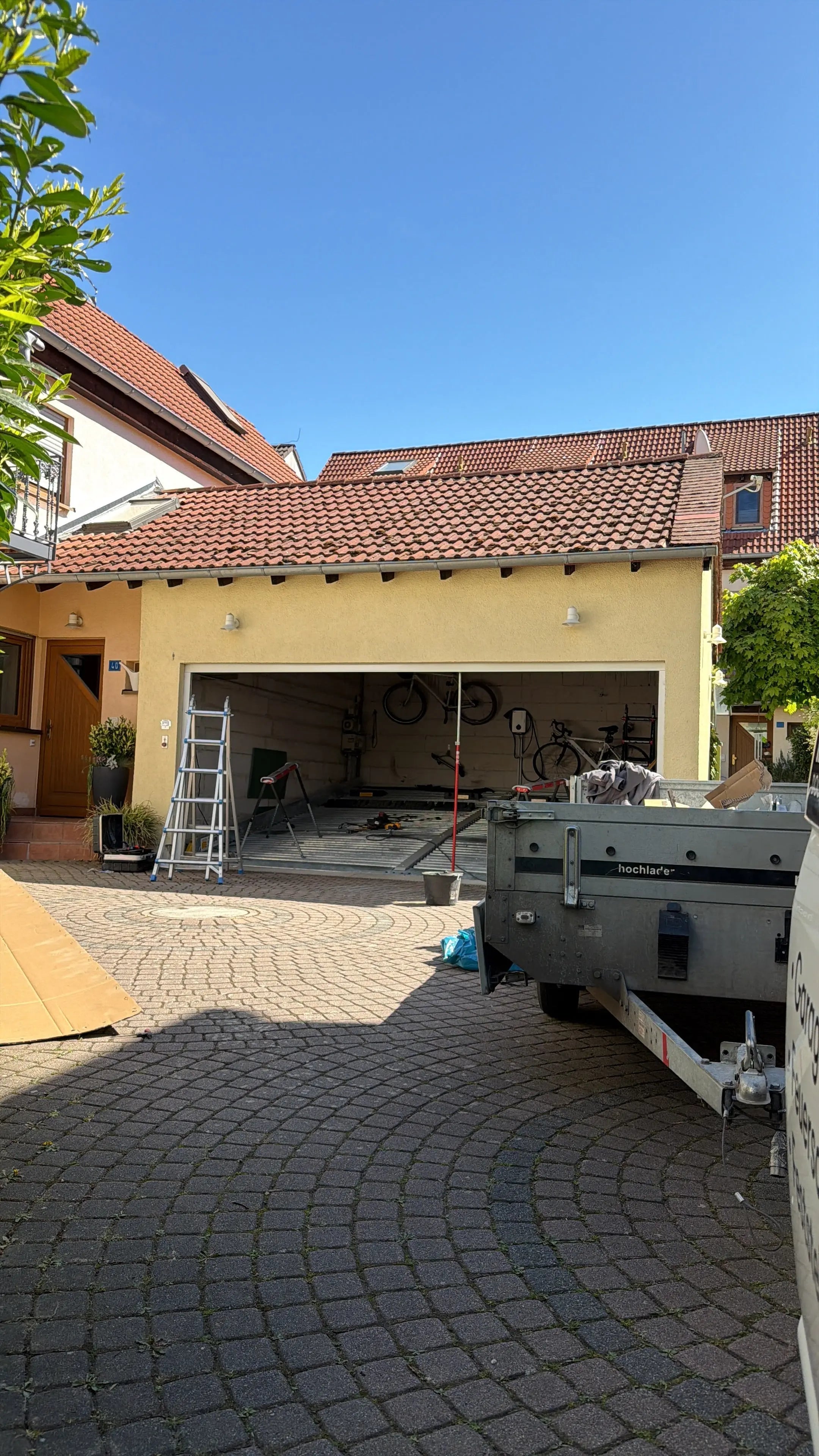 porte sectionnelle avec sichtbarer ressort de torsion, câble acier, arbre de ressort et galets de guidage zur Diagnose chez lourd laufendem porte de garage von Tormeister24.