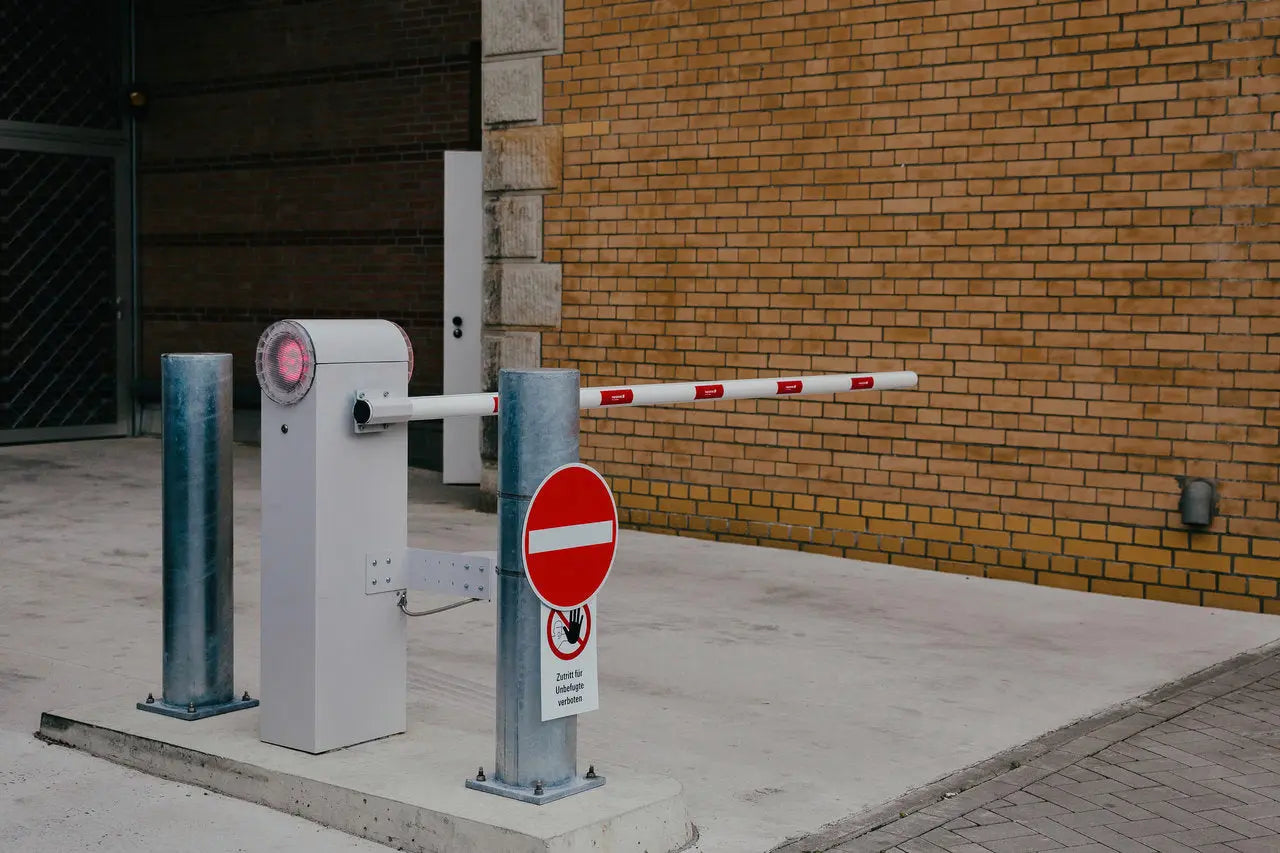 Parkschranke avec Schrankenbaum, Fundamentplatte, barrière photoélectrique et LED-accessoires zur sicheren Zufahrtskontrolle pour Firmenparkplatz, Wohnanlage et Betriebsgelände chez Tormeister24.