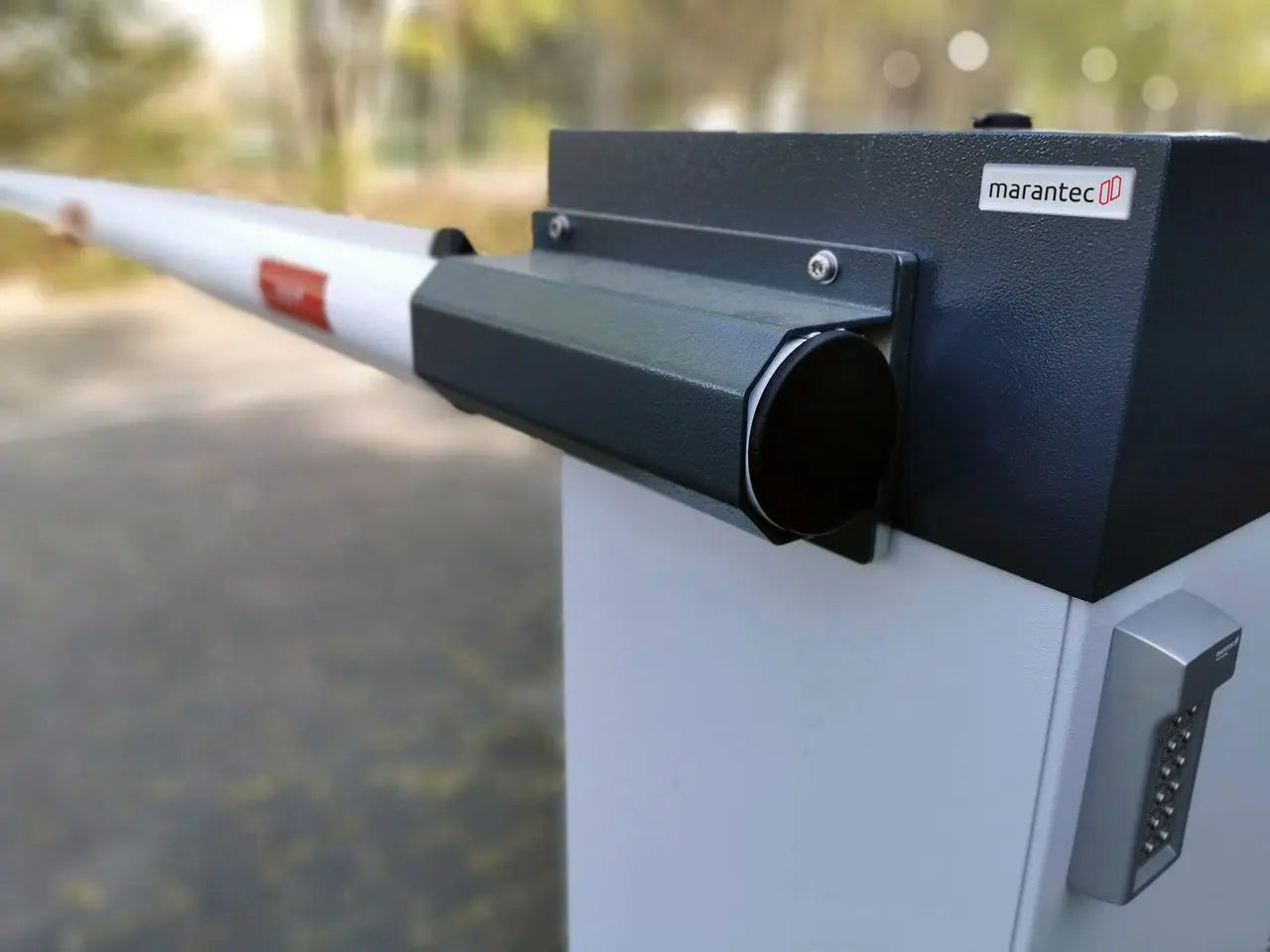 Marantec Parkschranke sur d’une Firmenzufahrt avec barrière photoélectrique et sauber geregelter Zufahrtskontrolle, dargestellt als Vergleich von PA3F, PA4 et PA68 pour unterschiedliche Einfahrtsbreiten.