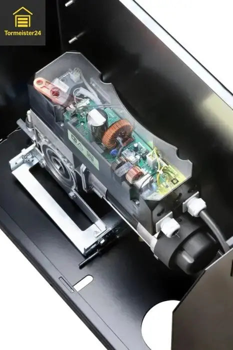 Schiebetorantrieb sur un schweren Einfahrtstor avec Zahnstange et barrière photoélectrique zur sicheren automatischen Toröffnung.