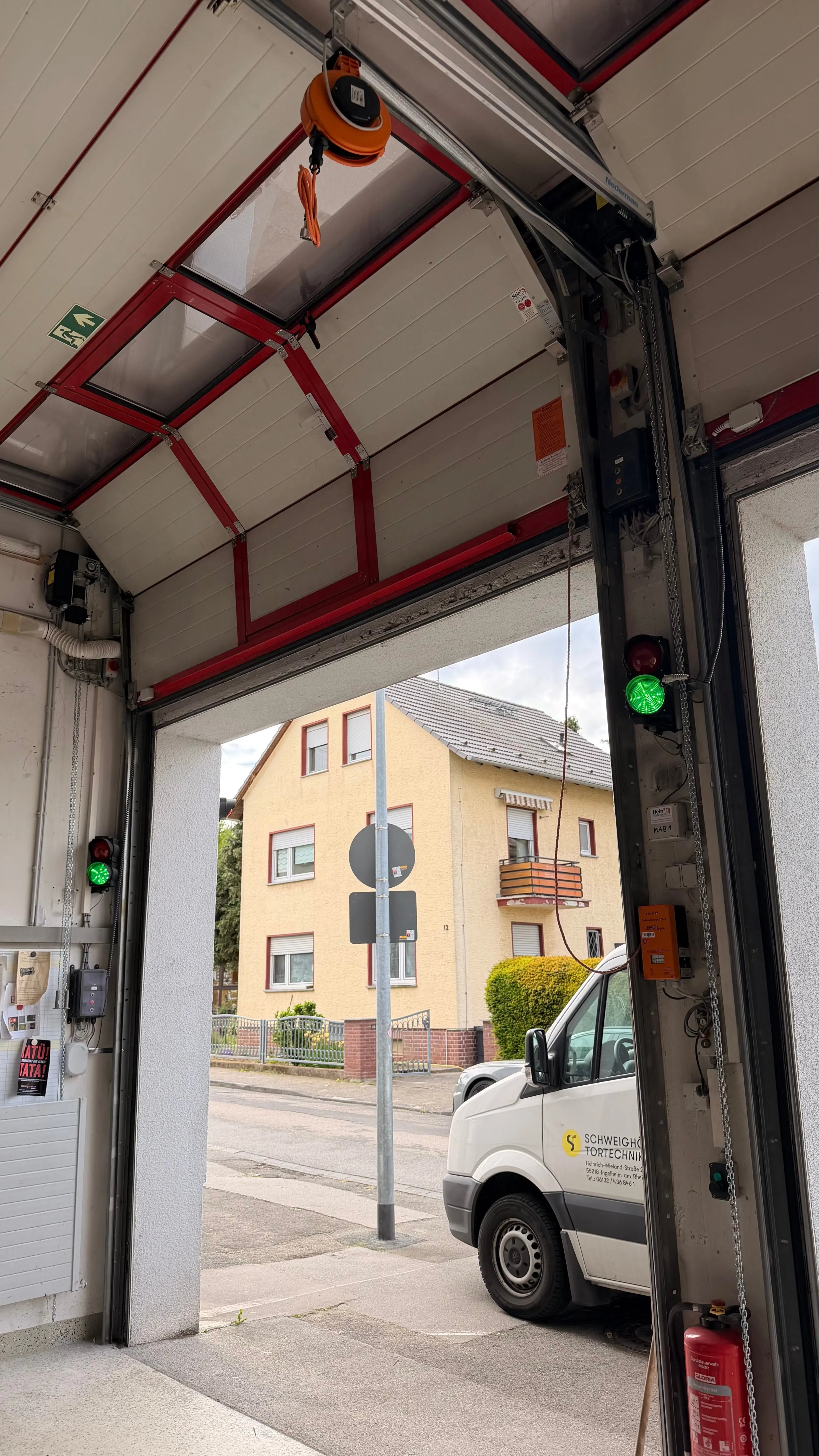 Sicherheitseinrichtungen sur kraftbetätigtem porte industrielle avec barrière photoélectrique, rideau lumineux et sécurité de bord de fermeture