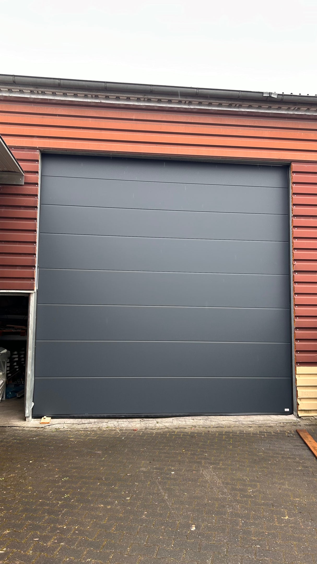 Sektional-Industrietor in Anthrazitgrau mit moderner Optik