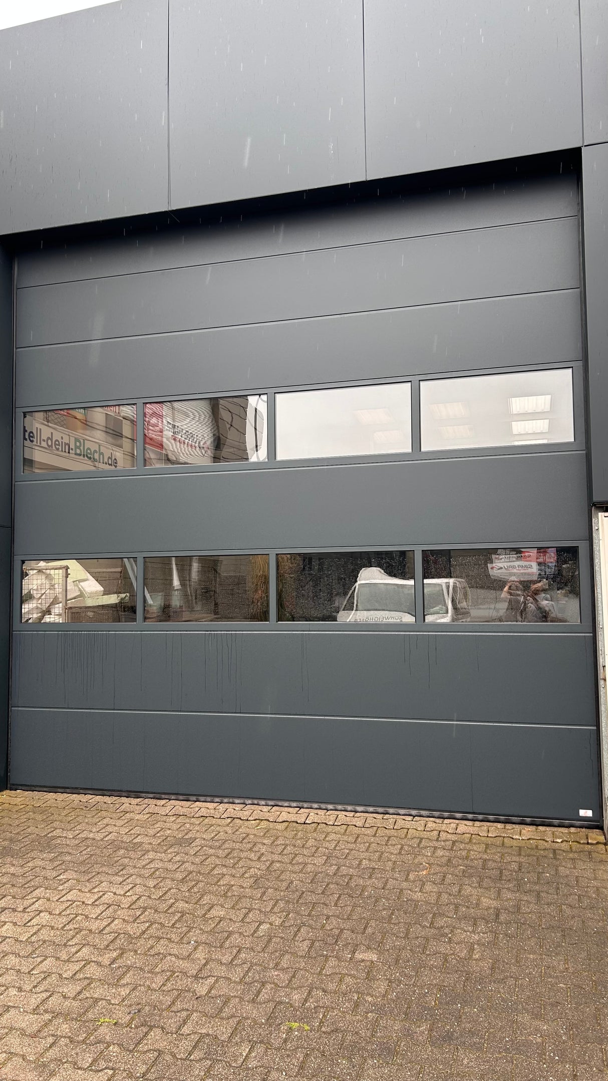 Industrietor mit anthrazitfarbener glatter Oberfläche für Gewerbe