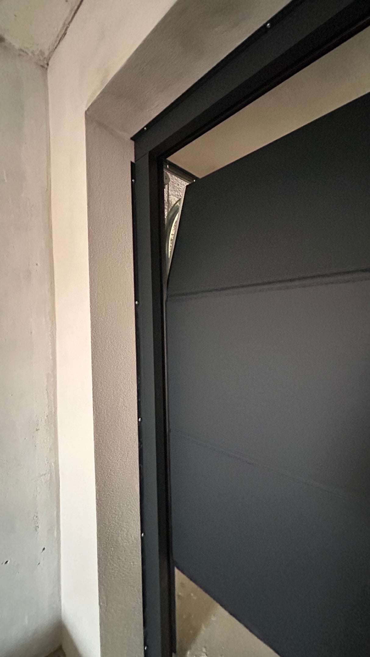 Modernes Garagentor in Anthrazitgrau Design Line für Einfamilienhaus