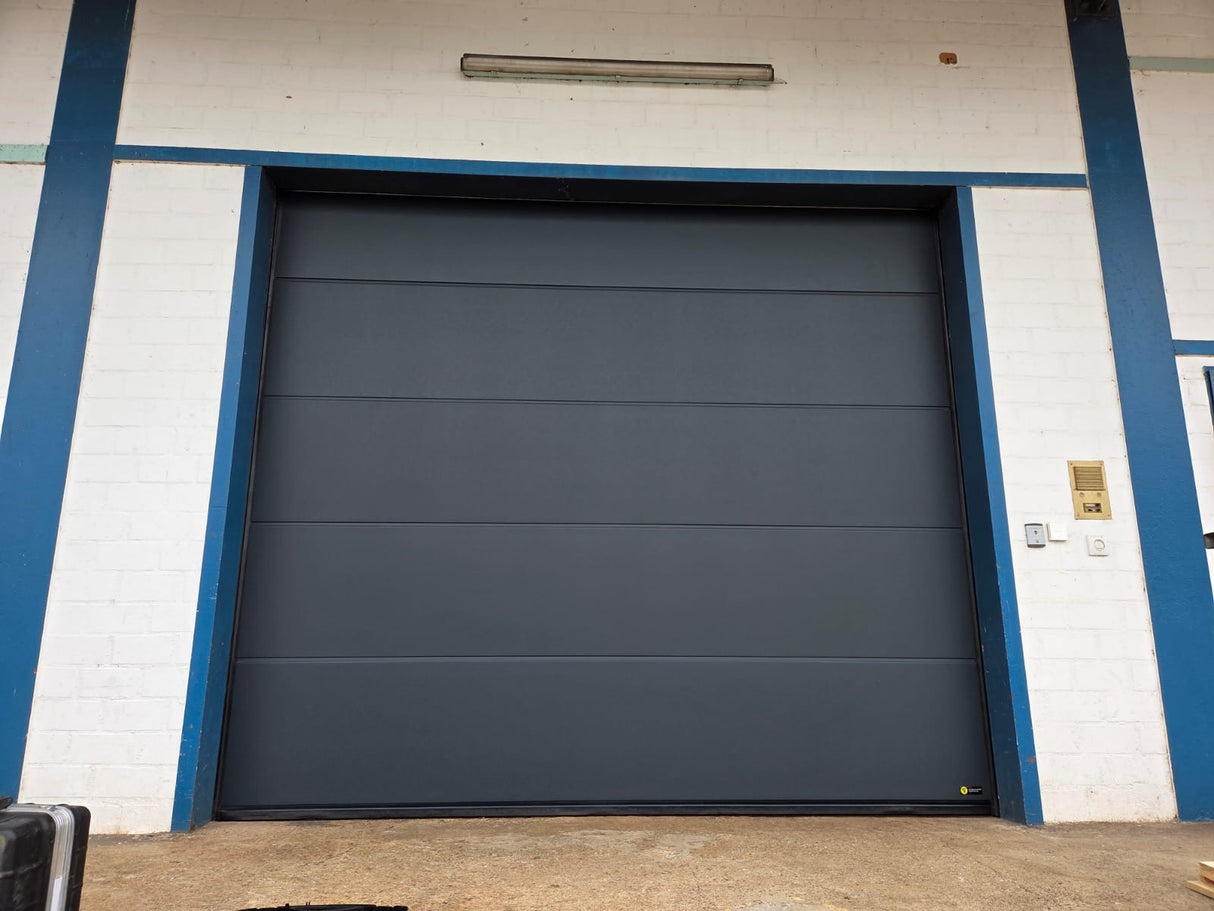 Industrietor anthrazit mit glatter Design Line Oberfläche