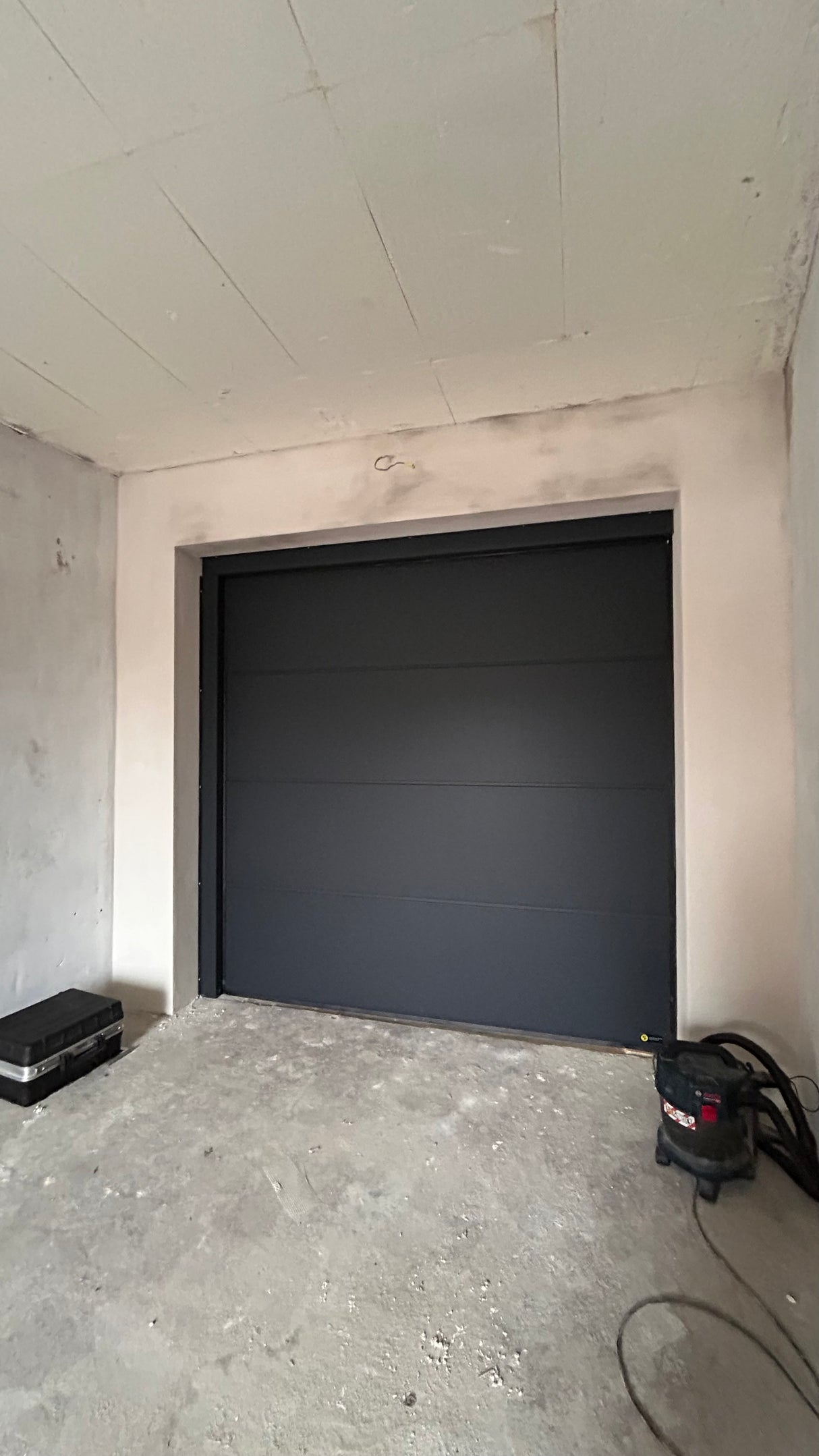 Garagentor Design Line anthrazit mit glatter moderner Oberfläche