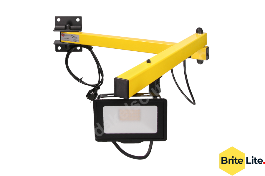 Projecteur de quai LED Brite Lite DS230 avec bras articulé jaune et projecteur LED rectangulaire de 20 W pour éclairer les compartiments de chargement des camions