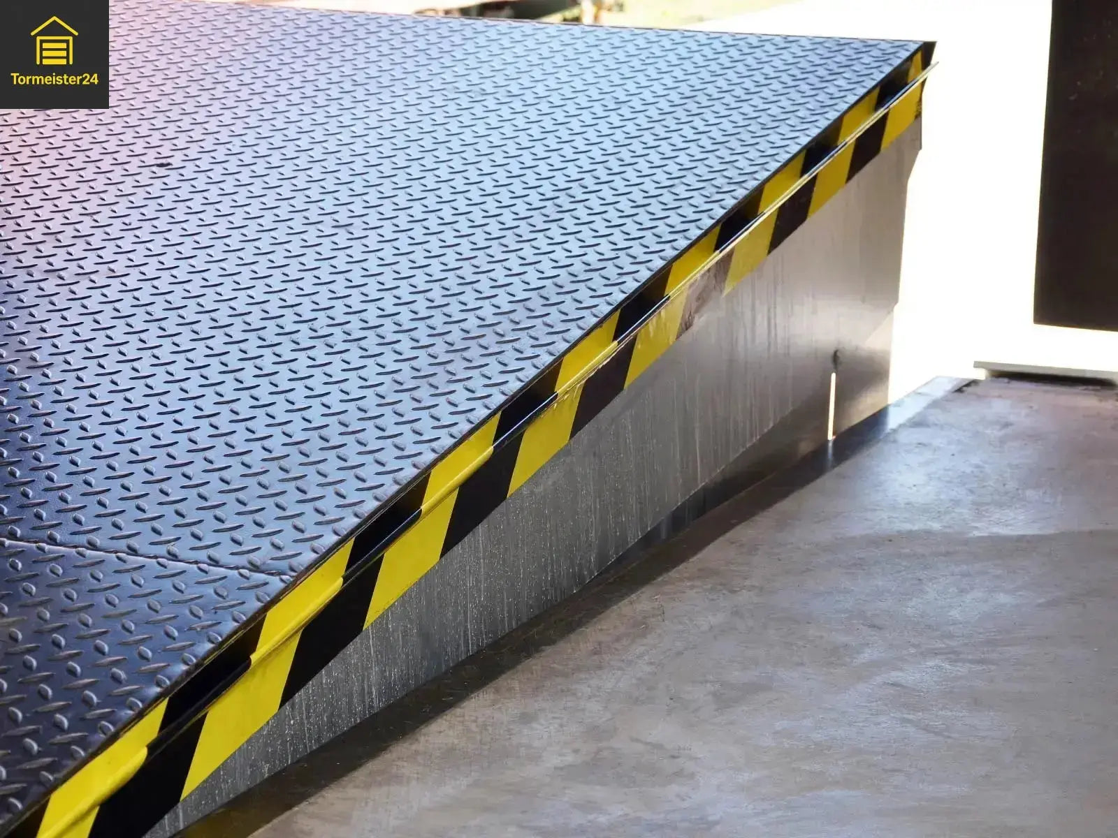 Magnetische DockMag Spaltabdichtung an einer Verladerampe zur Abdichtung gegen Zugluft, Schmutz, Feuchtigkeit, Energieverlust und Schädlinge im Lebensmittel- und Logistikbereich.