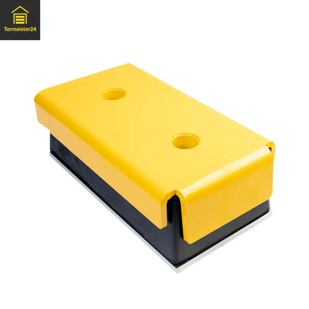 Robuster Anfahrpuffer an einer Laderampe als Rammschutz für Verladetechnik, Ladebrücke, Gebäude und LKW beim Andocken im professionellen Logistik- und Industriebereich.
