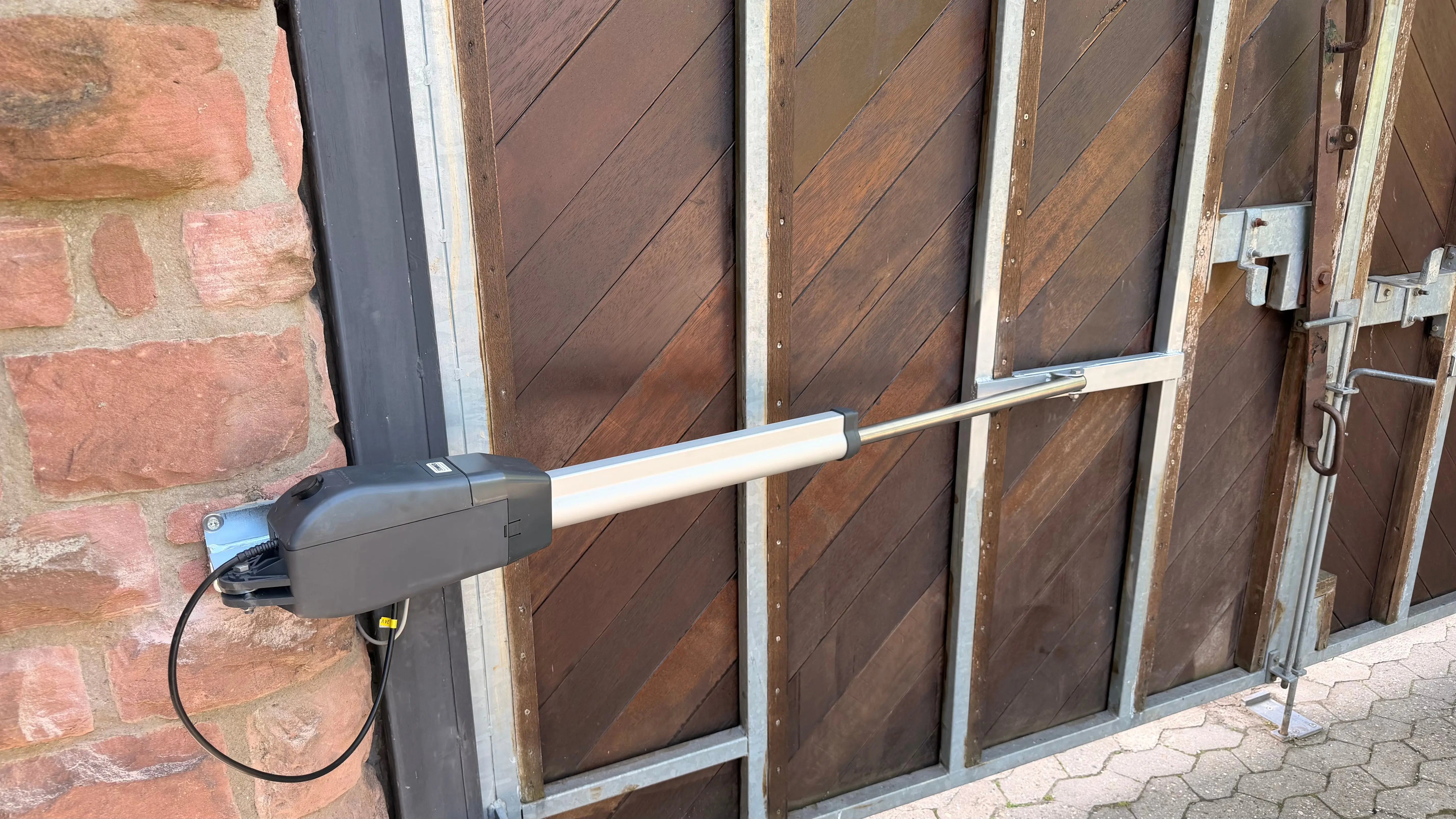 Einflügeliges automatisches Drehtor sur d’une Einfahrt avec passendem Drehtorantrieb pour lange Torflügel, große Pfosten et komfortable Toröffnung.