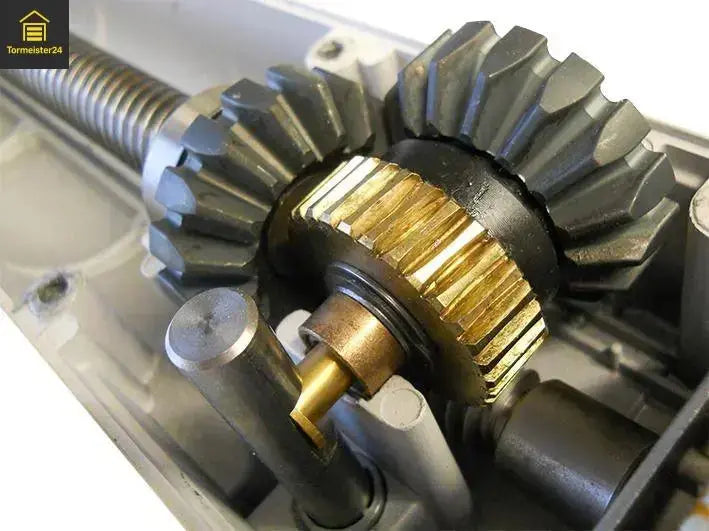 Zweiflügeliges Einfahrtstor avec Drehtorantrieb, markiertem A-/B-Maß am Pfosten, barrière photoélectrique et passender SOMMER ou Marantec Antriebslösung von Tormeister24.