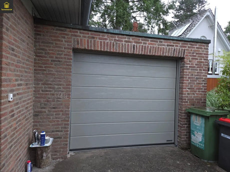 Garagentor/Sektionaltor stoppt auf halber Höhe – Darstellung eines Torlaufs mit Fokus auf Führungsschiene und Laufrolle als typische Ursache für Widerstand und Sicherheitsstopp