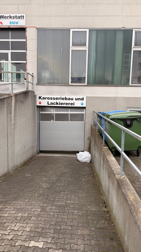 Sektionaltor hängt auf einer Seite tiefer – Sichtprüfung von Laufrolle, Rollenhalter und Bodenkonsole am Garagentor