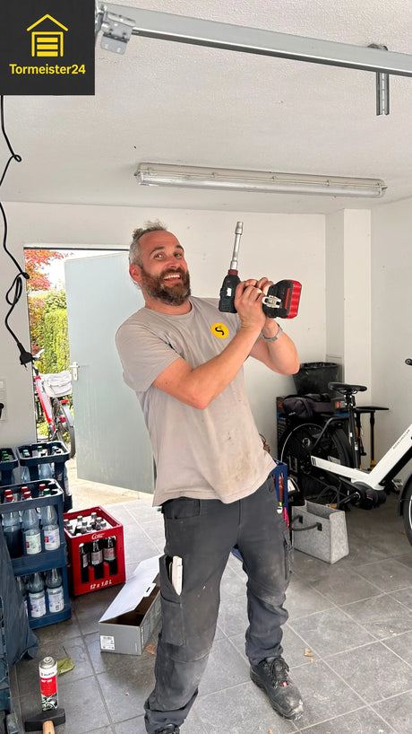 Tormeister24 Techniker erklärt einem Kunden die Garagentor-Montage vor Ort