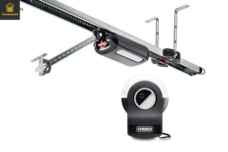 Garagentor mit montiertem Deckenantrieb und Handsender in einer privaten Garage