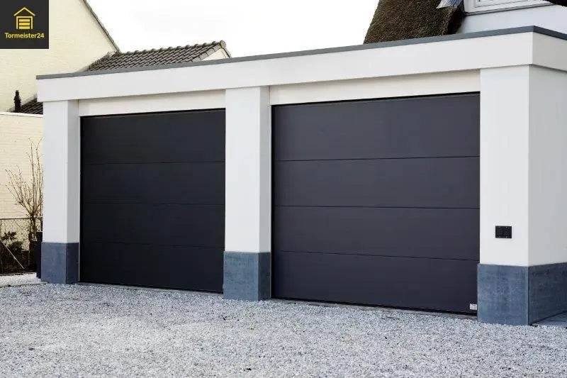 Modernes Garagentor mit vertikalem Sektionaltor und Funksteuerung