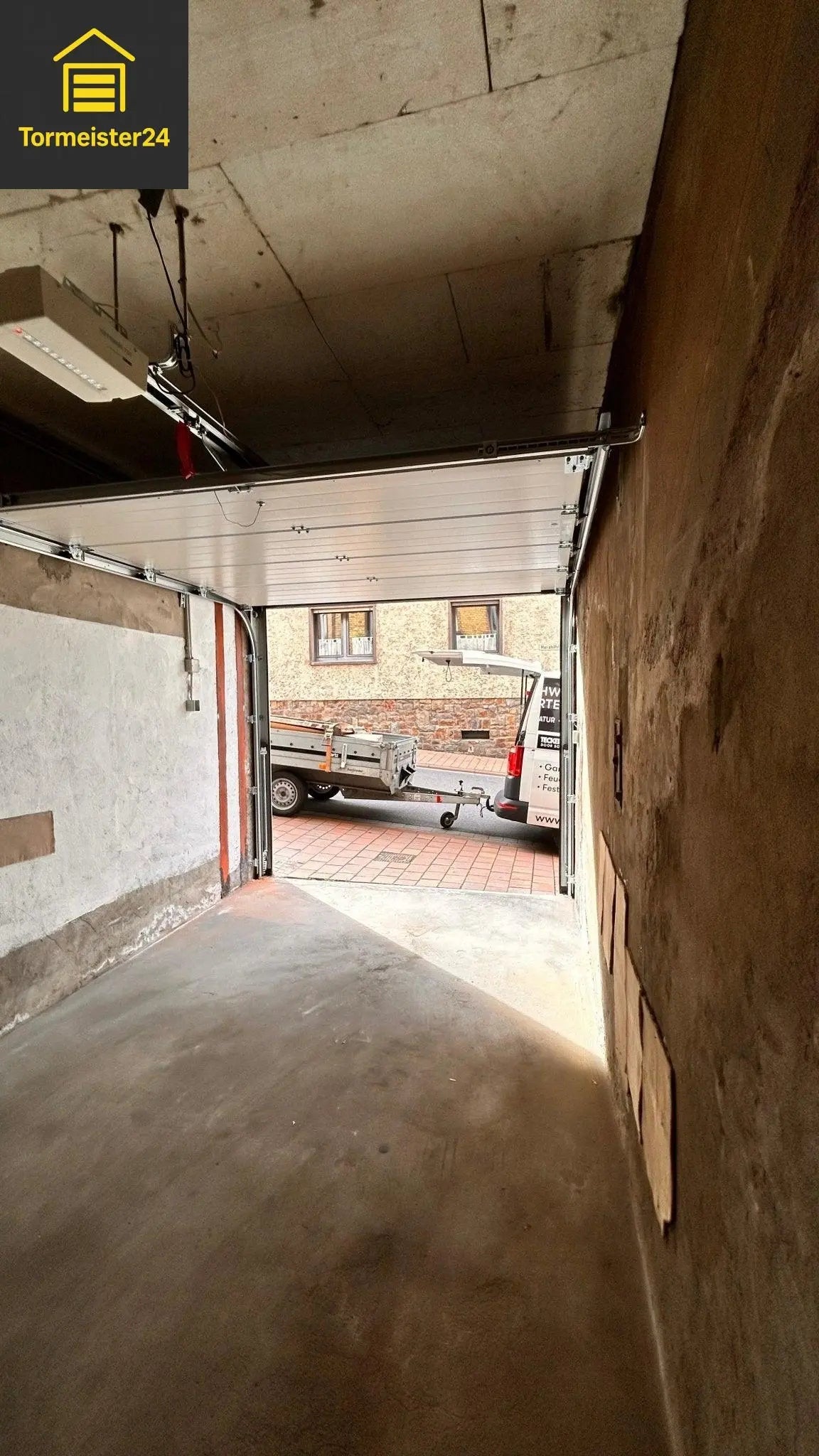 Garagentorantrieb High Line installiert an Sektionaltor mit Schiene