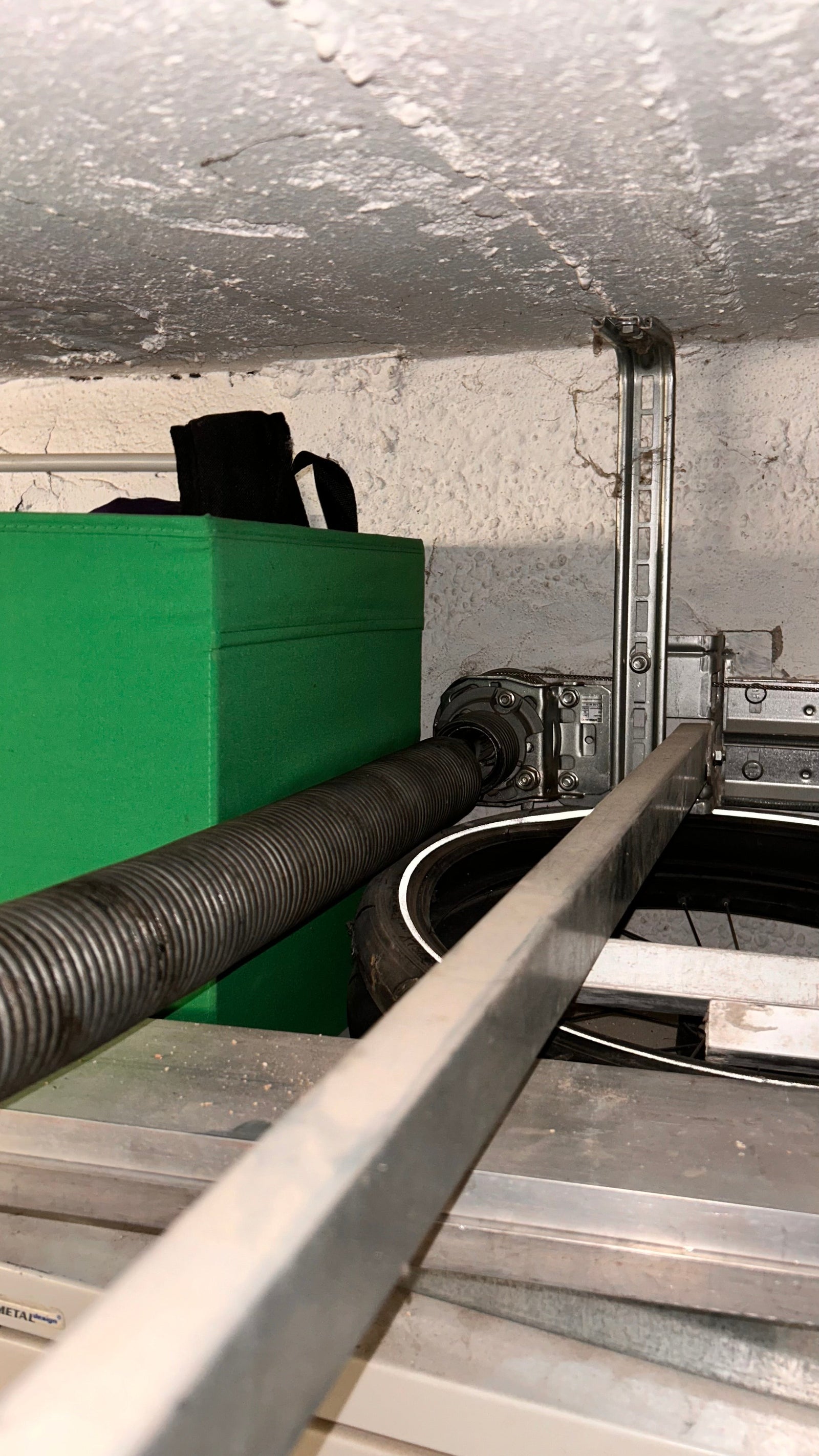 Hand hält Messschieber zur Bestimmung der Drahtstärke einer Feder