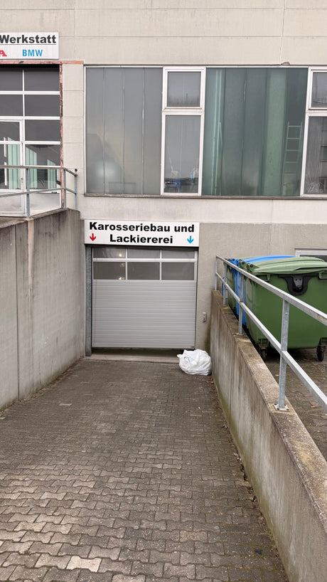 Sektionaltor hängt auf einer Seite tiefer – Sichtprüfung von Laufrolle, Rollenhalter und Bodenkonsole am Garagentor