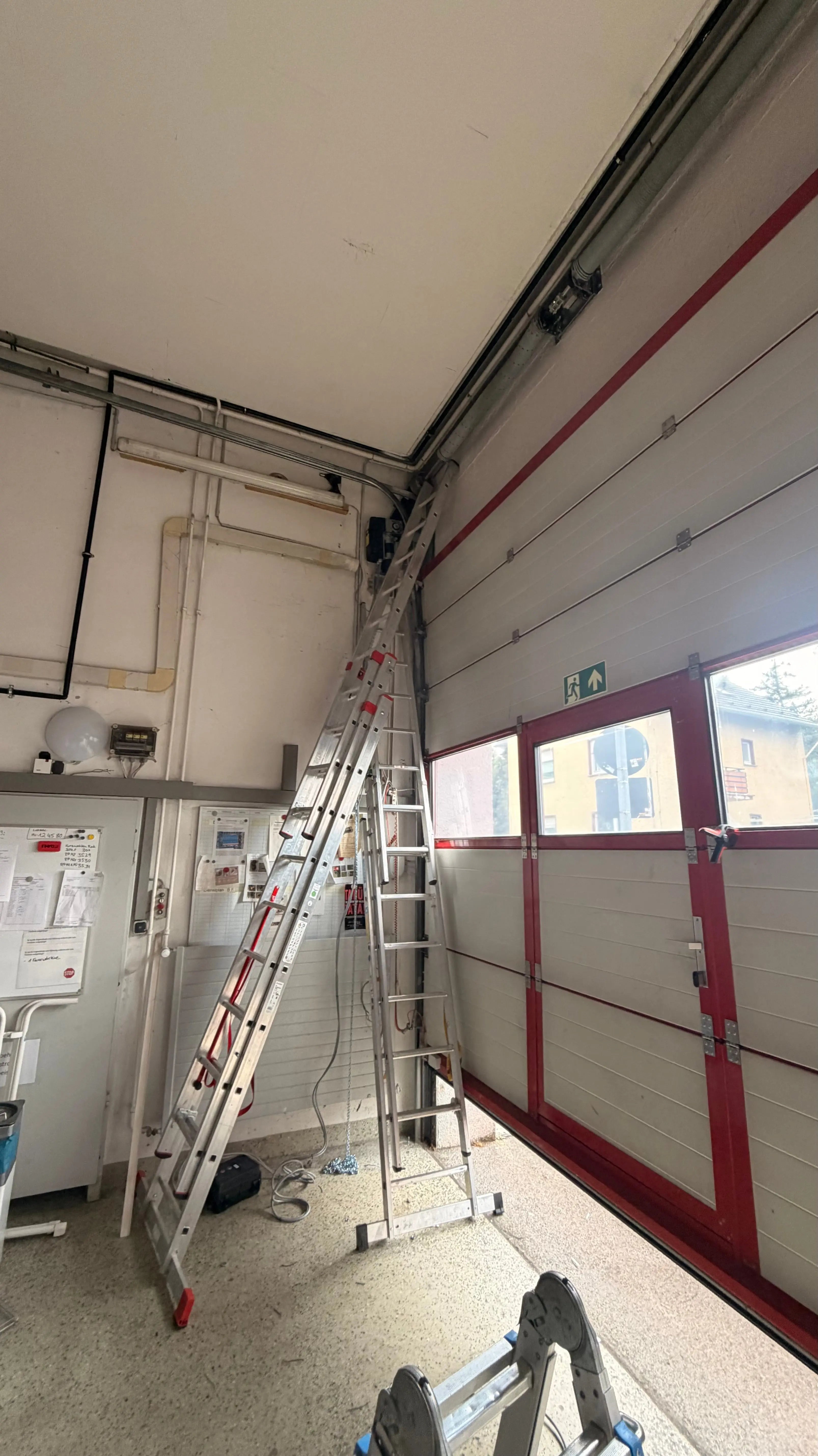 Industrie-Sektionaltor mit modernem Marantec-Industrietorantrieb, CS 320 Steuerung, Lichtschranke und Schließkantensicherung von Tormeister24.