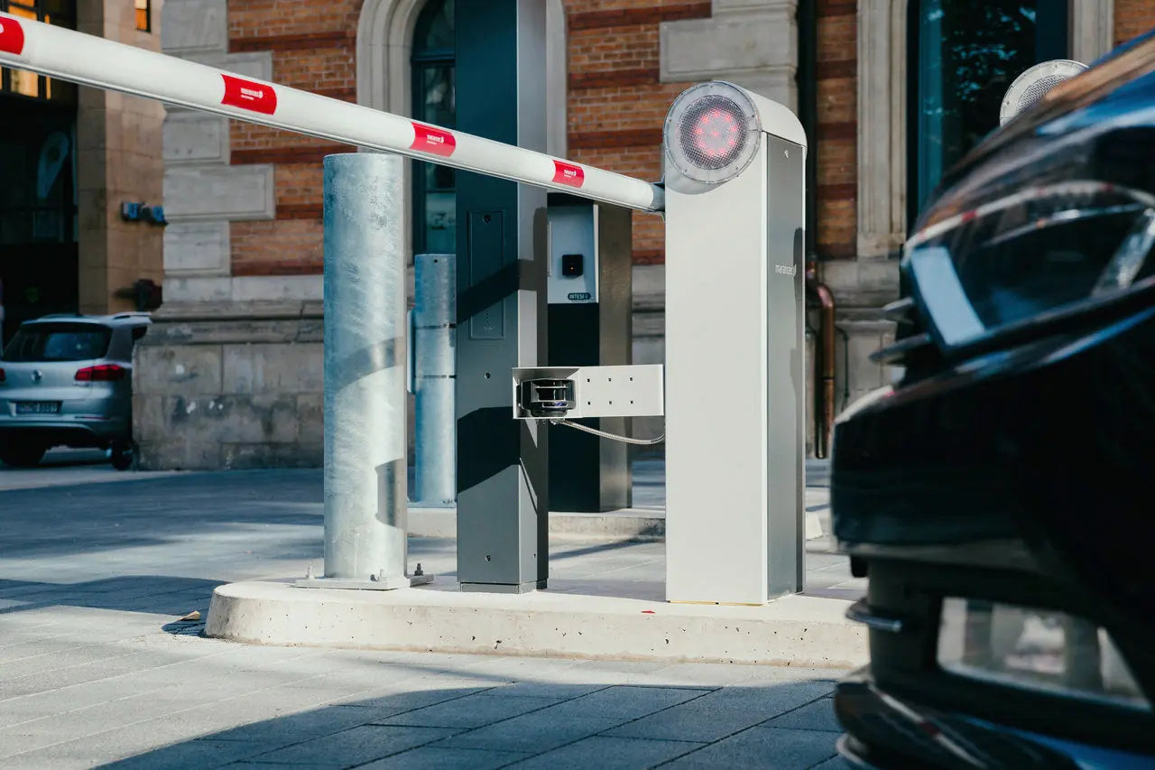Elektrische Marantec Parkschranke sur d’une Firmenzufahrt zur Sicherung von Parkplatz, Wohnanlage et Gewerbefläche gegen Fremdparker.