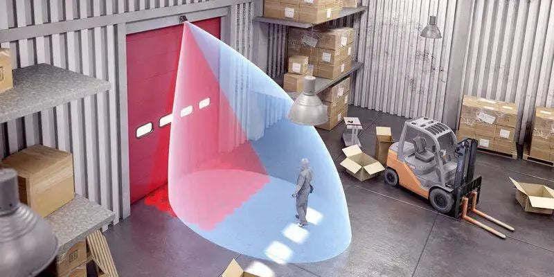 porte industrielle dans d’une Logistikhalle avec Staplerverkehr, Radar-détecteur de mouvement FALCON, Aktiv-Infrarotsensor CONDOR et intelligenter Toröffnung von Tormeister24.