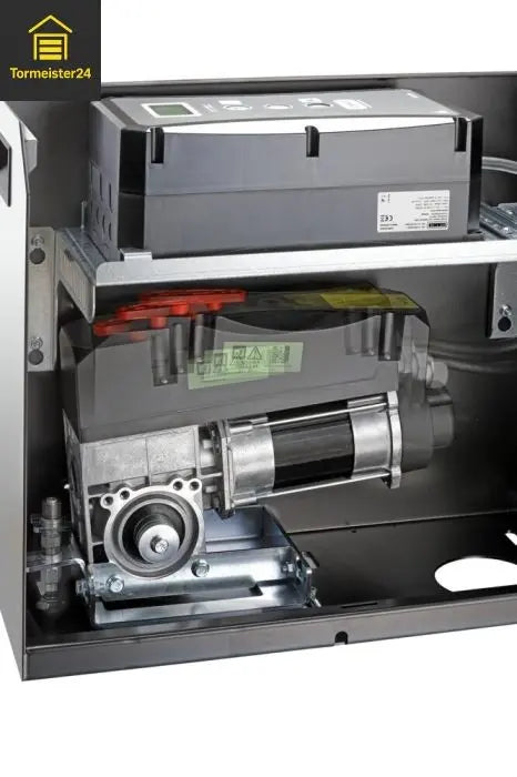 Schiebetorantrieb installiert an modernem Metalltor mit Zahnstange