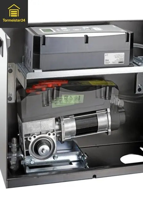 Schiebetorantrieb installiert an modernem Metalltor mit Zahnstange