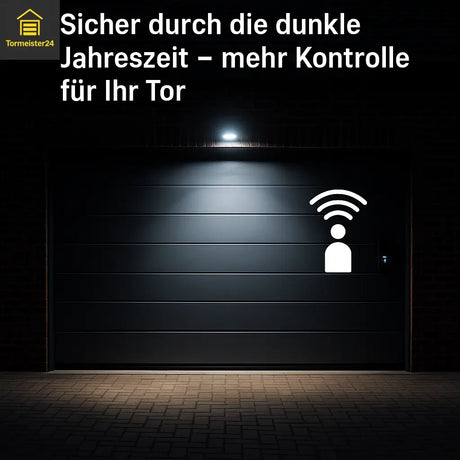 Garagentor bei Nacht mit Beleuchtung durch Bewegungssensor