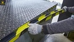 Spaltabdichtungen für den Bodenbereich – Effektiver Schutz für Tore & Verladerampen | Tormeister24 Tormeister24