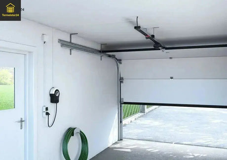 Garagentor mit Antrieb in einer Garage