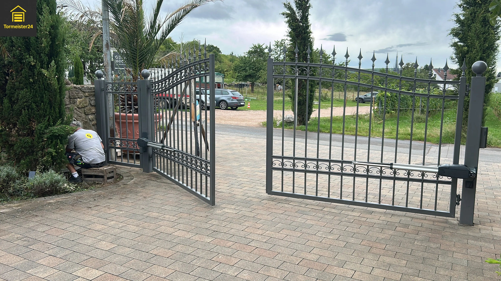 Fachfirma montiert Sommer Drehtorantriebe an einem zweiflügeligem Drehtor in Horrweiler