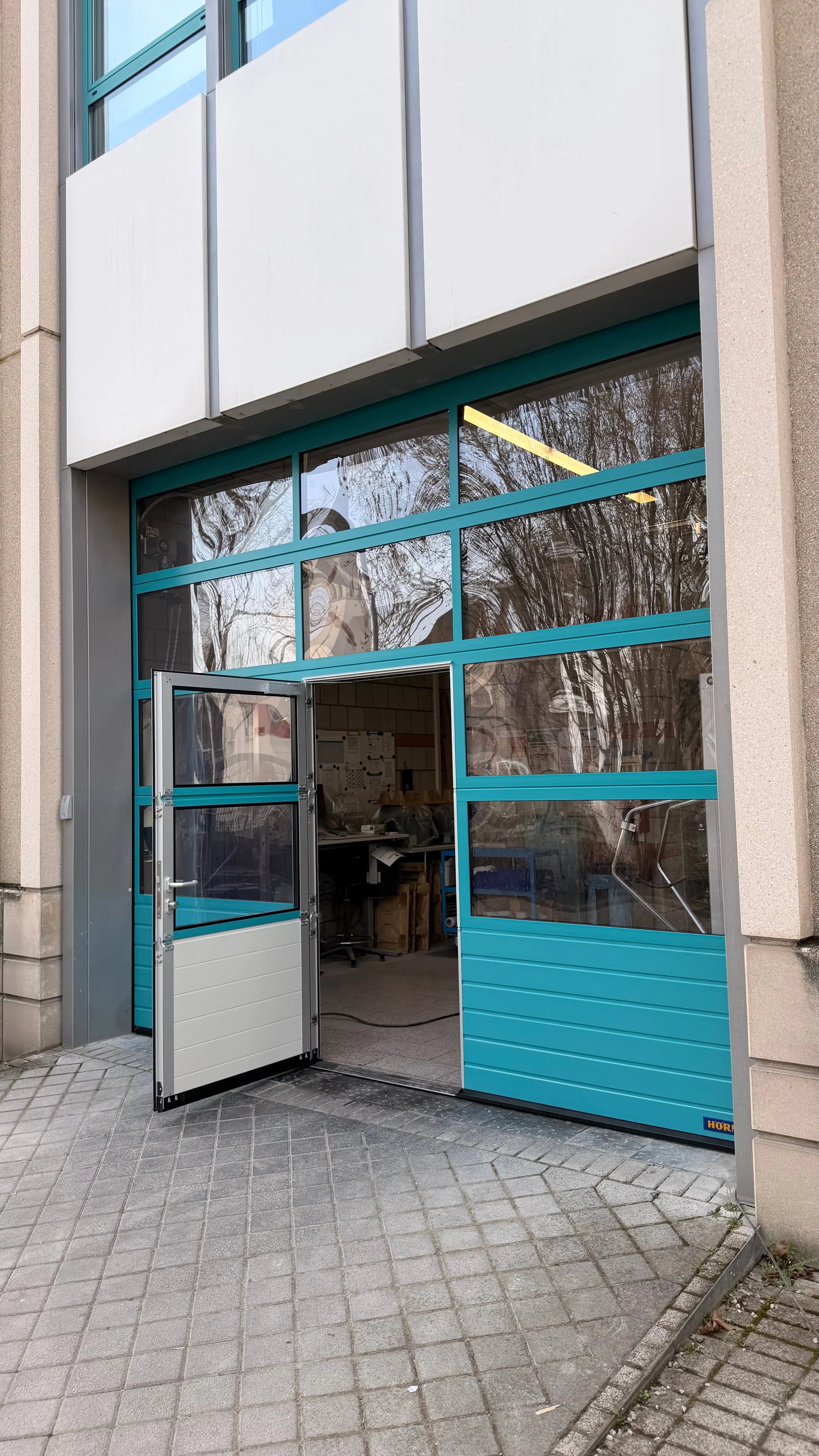 Sachkundige UVV-contrôle d’une porte industrielle-Toranlage avec barrière photoélectrique, sécurité de bord de fermeture et mechanischen Ersatzteilen