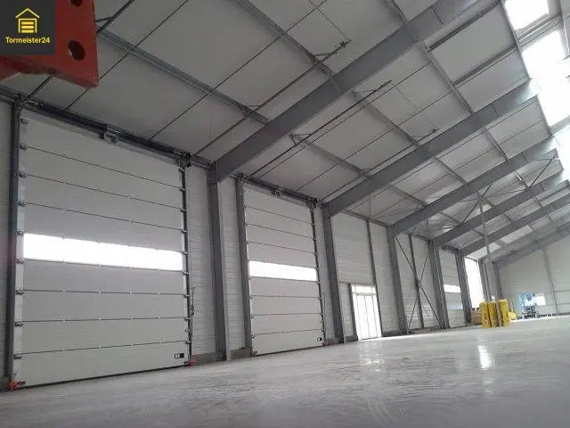 Industrie-Sektionaltor mit PU-Dämmung an moderner Lagerhalle