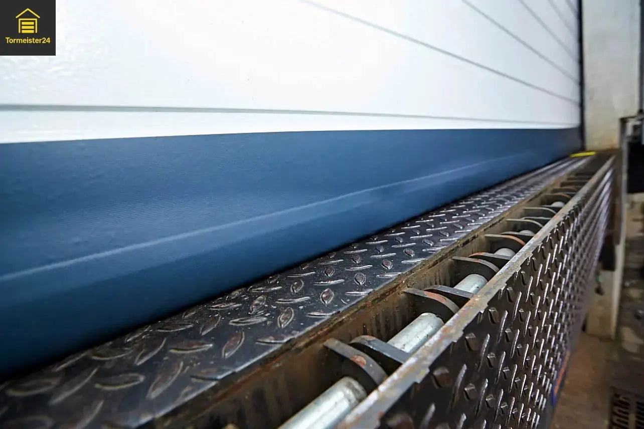 Nahaufnahme einer magnetischen Spaltabdichtung an einem Sektionaltor