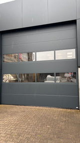 Industrietor mit anthrazitfarbener glatter Oberfläche für Gewerbe