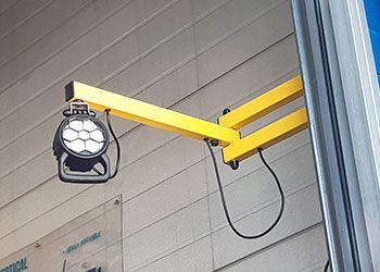 Projecteur de quai LED Brite Lite DS24 avec support mural renforcé, pare-chocs de sécurité et orientation flexible pour les zones de chargement