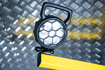 Projecteur de quai industriel Brite Lite DS24 avec bras articulé pivotant en acier et éclairage LED puissant