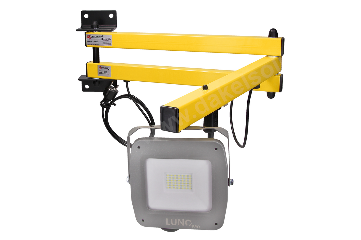 Projecteur de quai LED Brite Lite DM230 avec bras jaune à double articulation et projecteur LED rectangulaire de 50 W pour quais de chargement industriels