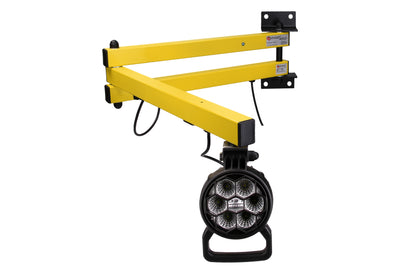 Projecteur de quai LED Brite Lite DM24 avec bras jaune à double articulation et projecteur LED rond pour quais de chargement industriels
