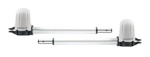 Comfort ST3024 Drehtorantrieb Set für zweiflügelige Tore

Torantrieb Set 2‑flügelig bis 3 m

Marantec Comfort ST3024 für Tore in Einfahrt

Robuster 24 V Antrieb ohne Encoder

Comfort ST3024 Aluminiumgehäuse Ansichten

Montage Comfort ST3024 links und rechts

Leise Torantriebe für 3 m Flügel

Comfort ST3024 Detail Mechanik

Set-Komponenten Comfort ST3024

Marantec Drehtorantrieb 2‑flügelig Set