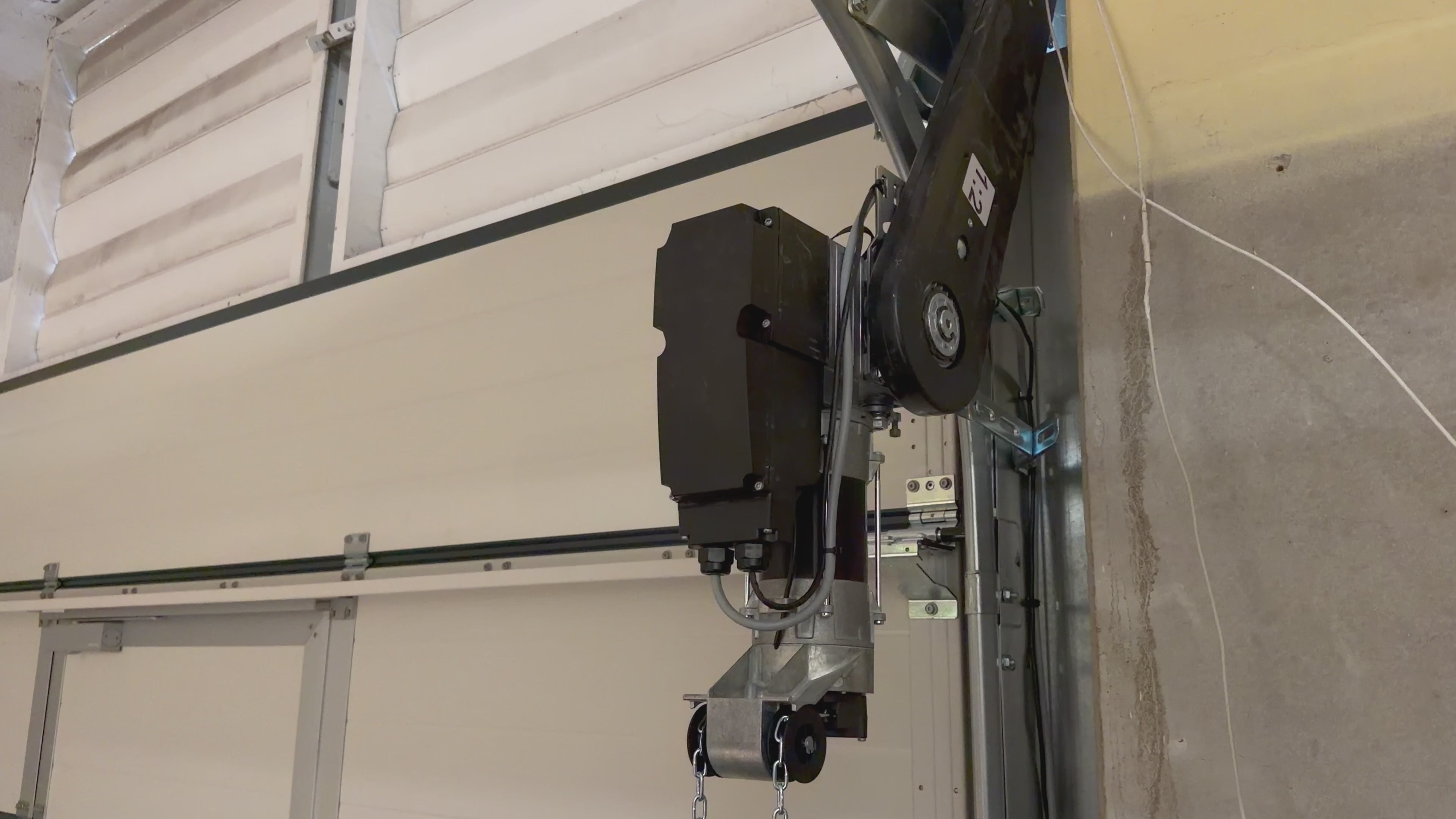 Charger la vidéo: Hörmann Industrieantrieb WA500 öffnet Toranlage